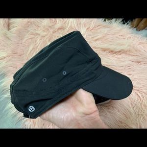 Lulu hat in black